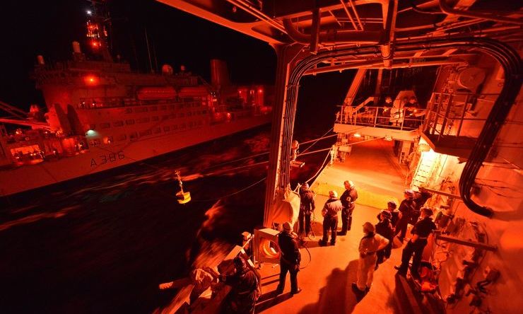 rfa-fort-austin-conducts-a-night-ras-with-hms-bulwark mt1300