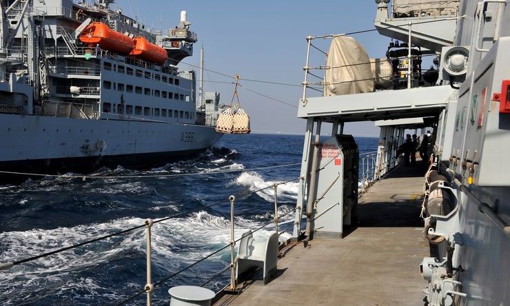 rfa-fort-austin-replenishing-hms-montrose md130073014-u