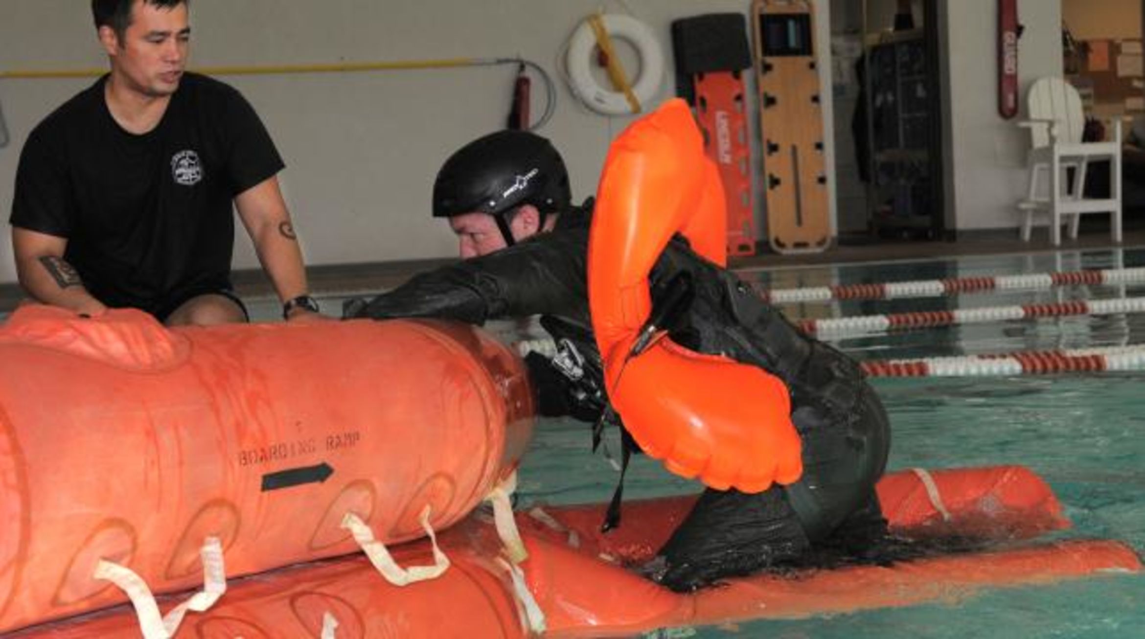 Airmen_get_a_refresher_in_water_survival_training_150105-F-OF524-384_0